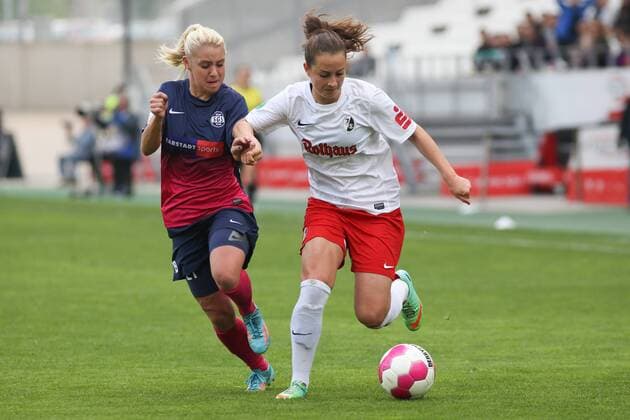 Fussball, DFB-Pokal der Frauen, Halbfinale, SGS Essen - SC Freiburg, v.li.: Ina Mester (SGS Essen), Sara Däbritz (Sara Dabritz, SC Freiburg), Zweikampf, Duell, duel, tackle, Dynamik, Action, Aktion, xozx