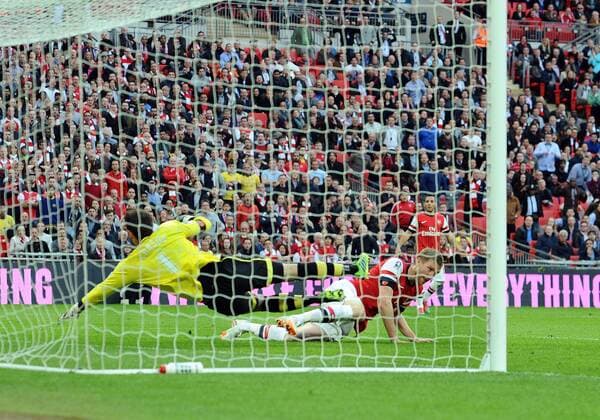 Football - 2013 2014 FA Cup - Semi-Final: Wigan Athletic vs. Arsenal Arsenal s Per mertesacker scores his goal past Scott Carson at Wembley. COLORSPORT ANDREW COWIE 