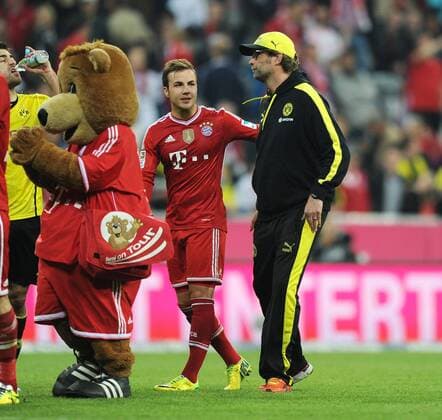 12.04.2014, Fussball, Saison 2013-2014, 1. Bundesliga, 30. Spieltag, FC Bayern München - Borussia Dortmund, Trainer Juergen Klopp (Jürgen Klopp, Borussia Dortmund), re., und Mario Goetze (Mario Götze, FC Bayern München)