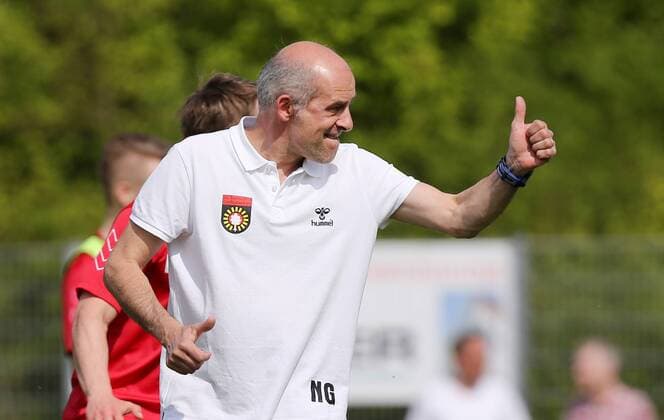 Neckarrems Fußball VfB Neckarrems vs. SG Großaspach II, Daumen hoch, Trainer Norbert Gundelsweiler (Großaspach)