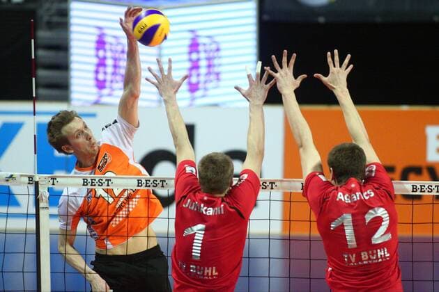 Berlin, Deutschland, 13.04.2014: Volleyball DVL Play-Offs Halbfinale Spiel 3 2013 2014 - Berlin Recycling Volleys - TV Ingersoll Bühl Bühl. Paul Carroll (Berlin 12) gegen den Block aus Martti Juhkami (Bühl 1) und Andri Aganits (Bühl 12)