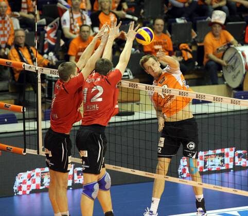 13.04.2014, Max Schmeling Halle, Berlin, GER, 1.VBL, BR Volleys vs. TV Ingersoll Bühl, im Bild Paul Carroll (BR Volleys), Martti Juhkami (TV Bühl), Andri Aganits (TV Bühl)
