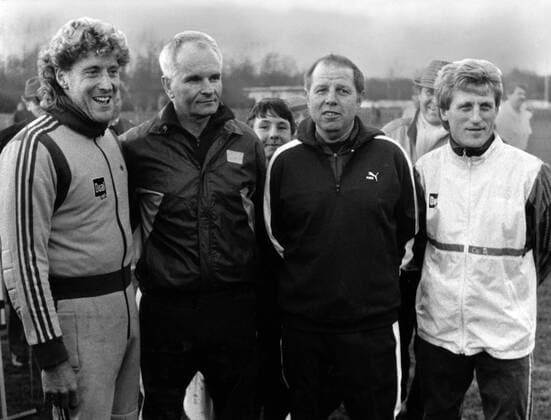 Trainer Horst Franz beginnt seine Arbeit beim FC Schalke 04, v.li.: Torwart Harald -Toni- Schumacher, Franz, Co-Trainer Helmut Witte, Klaus Fichtel