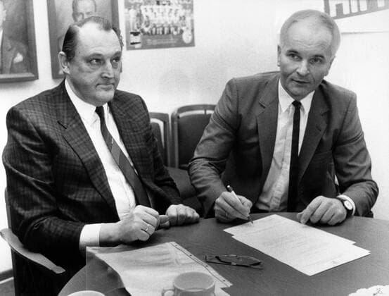Trainer Horst Franz (re.) bei der Vertragsunterzeichnung beim FC Schalke 04, li.: Schatzmeister Fred Gatenbröker