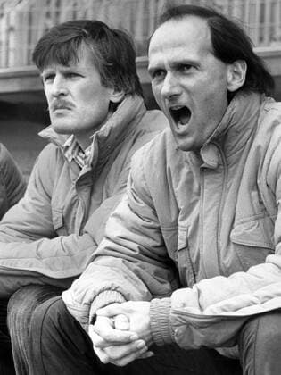 Bayer Uerdingen - Fortuna Düsseldorf: Trainer Gert Meyer (li.) und Dr. Besser (beide Düsseldorf) auf der Trainerbank