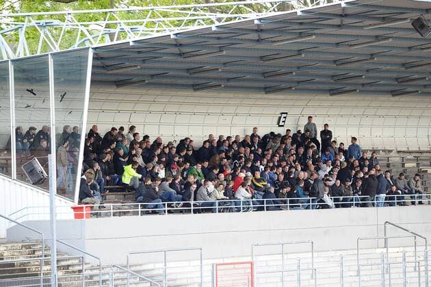 Fußball, Stadiongeschichte SG Wattenscheid 09 Fußball Regionalliga West Vorstandschef SG Wattenscheid stellt sich Fans und Spielern am 14.04.2014 im Lohrheidestadion in Bochum Der Vorstandschef des Regionalligisten SG Wattenscheid, Christoph Jacob, stellt sich den Fans und Spielern auf der Tribüne im Lohrheidestadion in Bochum.