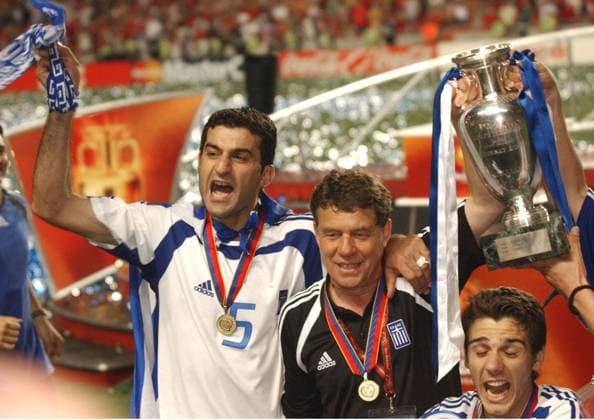 Fußball, EM Finale 2004 in Lissabon, Portugal - Griechenland 0:1 EM 2004 Finale Griechenland - Portugal 1:0 Traianos Dellas; Nationaltrainer Otto Rehhagel; mit Pokal HM