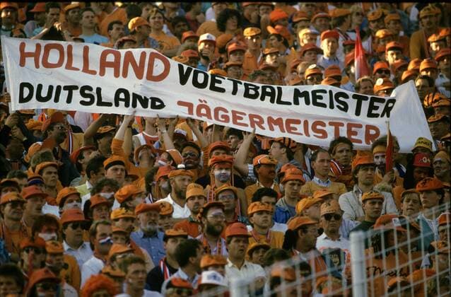 Europameisterschaft 1988 Halbfinale: Deutschland - Niederlande 21.6. in HH 1:2. Fans Holland mit Spruchband gegen den großen Rivalen Deutschland HM