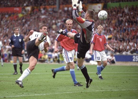 Fußball, EM Finale 1996 in London, Deutschland - Tschechien 2:1 n.V. Europameisterschaft 1996 Finale: Deutschland - Tschechien 2:1 G.G. 30.6. in Wembley. Stefan Kuntz gegen Torwart Petr Kouba und Karel Rada HM
