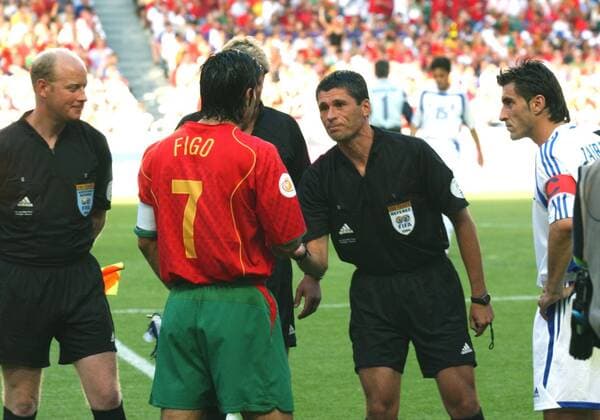 Fußball, EM Finale 2004 in Lissabon, Portugal - Griechenland 0:1 EM 2004 Finale Griechenland - Portugal 1:0 FIFA Schiedsrichter Dr. Markus Merk (Deutschland) bei der Begrüssung mit Luis Figo und Theodoros Zagorakis HM