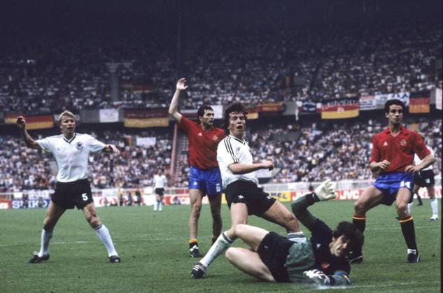Fussball EM 1984 in Frankreich. Deutschland - Spanien 0:1 20.6. in Paris. Lothar Matthäus gegen Torwart Luis Arconada HM