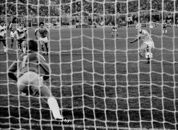 Europameisterschaft 1988 Halbfinale: Deutschland - Niederlande 21.6. in HH 1:2. Elfmetertor gegen Torwart Eike Immel zum 1:1 durch Ronald Koeman (Hol.). HM