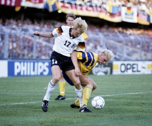 Europameisterschaft 1992. Halbfinale: Deutschland - Schweden (3:2) 21.6. in Stockholm. Stefan Effenberg (Deut.) im Zweikampf mit Klas Ingesson (SWE). HM