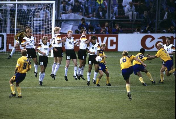 Europameisterschaft 1992. Halbfinale: Deutschland - Schweden (3:2) 21.6. in Stockholm. Freistoß von Kennet Andersson (SWE), die deutsche Mauer mit v.li.: Andreas Brehme, Jürgen Klinsmann, Stefan Effenberg, Matthias Sammer, Jürgen Kohler und Karlheinz Riedle HM