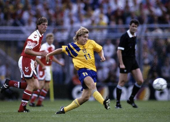 Europameisterschaft 1992. Schweden - Dänemark 1:0 14.6. in Stockholm. Tomas Brolin (SWE) schießt, li. Kent Nielsen, re. Schiedsrichter Schmidhuber HM