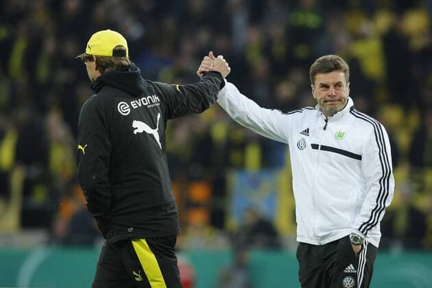 Trainer Dieter Hecking (VfL Wolfsburg) klatscht mit Trainer Juergen Klopp (Borussia Dortmund) ab Borussia Dortmund vs VfL Wolfsburg--- Fussball --- DFB-Pokal Halbfinale --- 15.04.2014, EP_JSE