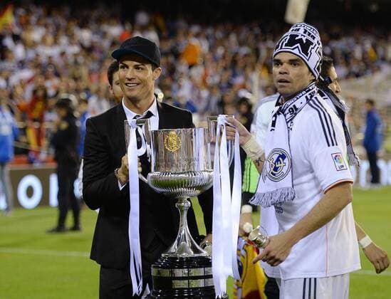 FUSSBALL INTERNATIONAL Copa del Rey FINALE 2013 2014 FC Barcelona - Real Madrid 16.04.2014 JUBEL Real Madrid; Cristiano Ronaldo (li) und Pepe jubeln mit dem Pokal 