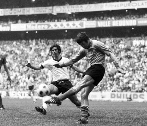 WM 1970: Deutschland - Italien 3:4 n.V. am 17.6. in Mexico City Torwart Enrico Albertosi klärt vor Gerd Müller HM