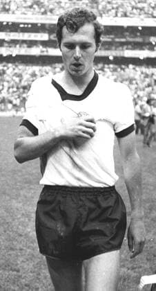 FB-WM 1970 Halbfinale: Italien- Deutschland 4:3 n.V. am 17.06.1970 in Mexico-City. Franz Beckenbauer (Deut.) mit Verband. HM