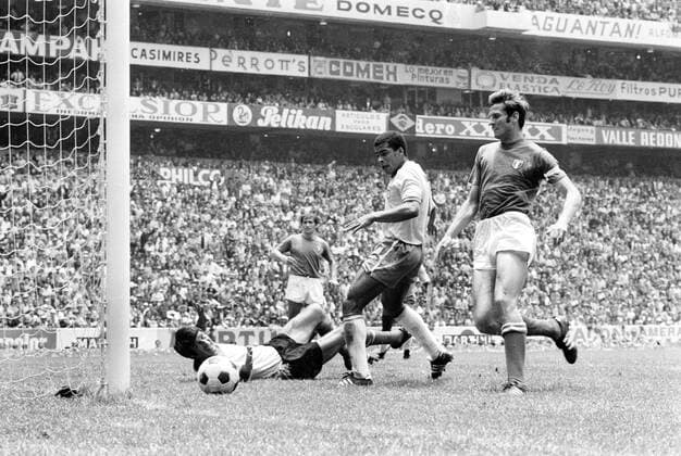 Fussball Weltmeisterschaft 1970: Finale: Brasilien-Italien(4:1) 21.6.70. 3:1 durch den Brasilianer Jairzinho (Mitte) gegen die Italiener Torwart Enrico Albertosi (am Boden) und Giacinto Facchetti (rechts) HM