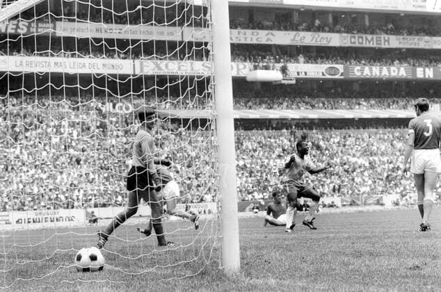 Fussball Weltmeisterschaft 1970: Finale: Brasilien-Italien(4:1) 21.06.1970. Pele (mitte) bejubelt sein Tor zum 1:0, Giacinto Facchetti (rechts) und Enrico Albertosi (Torwart) sind machtlos. HM