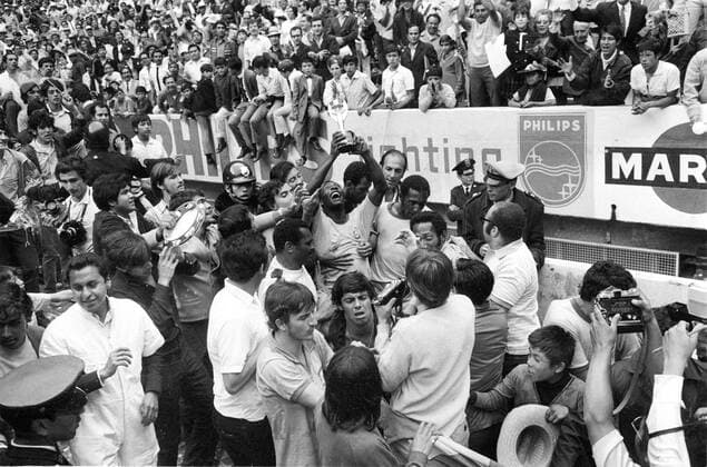 Fussball Weltmeisterschaft 1970: Finale: Brasilien-Italien(4:1) 21.6.70. Pele (Bras.) mit dem Weltpokal in der Menge, wird umjubelt. HM