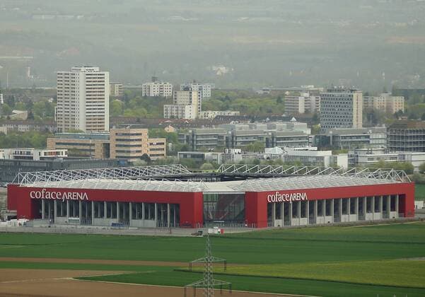 Fußball, Stadiongeschichte 1. FSV Mainz 05 Übersichtaufnahme von Mainz im Morgendunst: Im Vordergrund das Stadion des FSV Mainz 05, Coface Arena, dahinter die Fachhochschule Mainz und die Innenstadt.