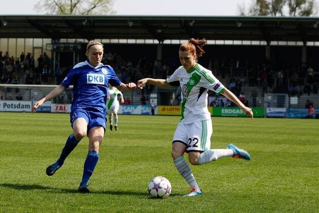 Fussball, Frauen Champions-League, 1. FFC Turbine Potsdam - VfL Wolfsburg, v.li.: Pauline Bremer (1. FFC Turbine Potsdam) im Zweikampf, Duell, duel, tackle mit Verena Faißt (VfL Wolfsburg) xfsx