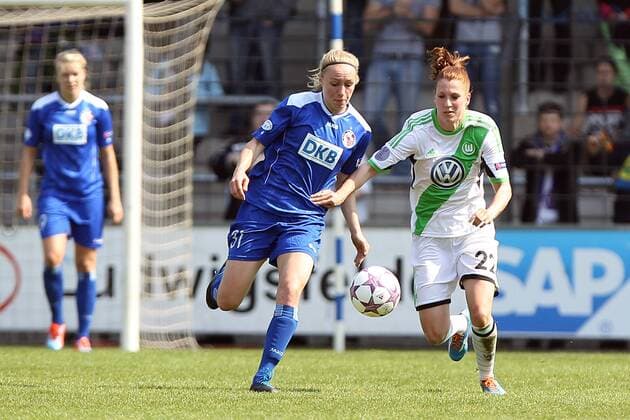 Fussball, Frauen Champions-League, 1. FFC Turbine Potsdam - VfL Wolfsburg, v.li.: Pauline Bremer (1. FFC Turbine Potsdam) im Zweikampf, Duell, duel, tackle mit Verena Faißt (VfL Wolfsburg) xfsx