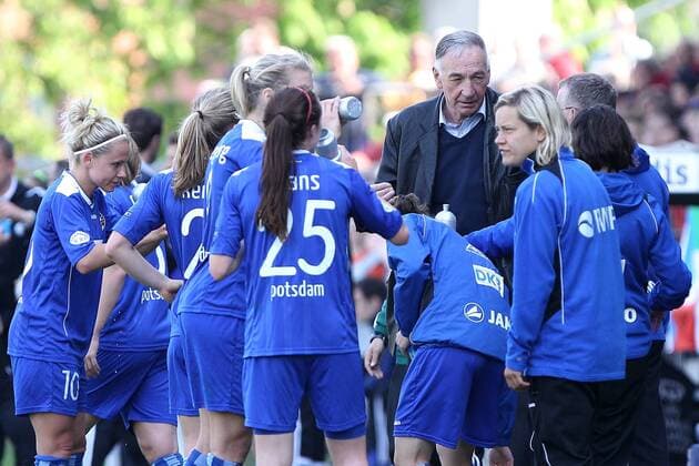 Fussball, Frauen Champions-League, 1. FFC Turbine Potsdam - VfL Wolfsburg, v.li.: Potsdamer Spielerinnen bekommen von Trainer Bernd Schröder (1. FFC Turbine Potsdam) Anweisungen xfsx