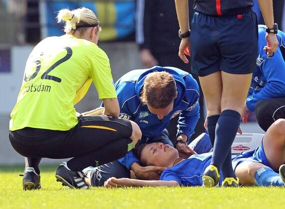 Fussball, Frauen Champions-League, 1. FFC Turbine Potsdam - VfL Wolfsburg, v.li.: Lia Wälti (1. FFC Turbine Potsdam) verletzt, Verletzung, injured, sporting injury, mit Schmerzen nach einem Foul, racked with pain xmrx