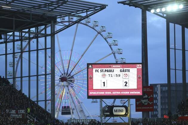 Fußball, Stadiongeschichte FC St. Pauli Millerntorstadion Anzeigetafel St. Pauli und Dom DFL 2. Bundesliga am Fr, 11.04.2014 Fussball FC St. Pauli