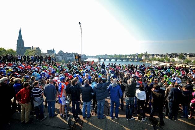 Das Farhrerfeld Peloton verlässt den Startort Maastricht - Landschaft - Landscape - Aufmacher - Totale - Querformat - quer - horizontal - Event: Amstel Gold Race 2014 - Location: Cauberg - Valkenburg - Netherlands - Niederlande - Europe - Europa - Datum: 20.04.2014
