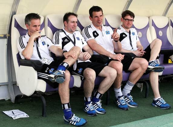 U17 Junioren Fussballturnier in Al Ain Al Ain International Football Juniors Championship 2014 vom 13.04. bis 20.04.2014 in den Vereinigten Arabischen Emiraten im Tahnoun Bin Mohammed Stadion in Al Ain 13.04.2014 Al Ain FC - Hamburger SV HSV-Trainerbank v.l.: Trainer Thorsten Judt, Co-Trainer Ervin Lamce, Athletik-Trainer Jan Hasenkamp, Physiotherapeut Dominik Spreckels