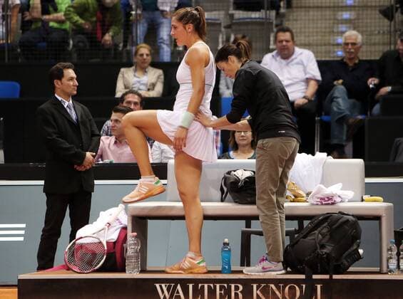 Stuttgart Tennis 37. Porsche Tennis Grand Prix 2014, Andrea Petkovic (GER) wird von der Physiotherapeutin behandelt