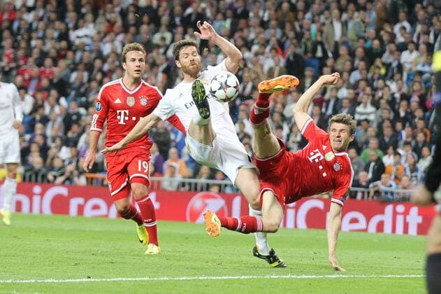 l-r: Mario Goetze 19 (FC Bayern München), im Zweikampf, Aktion, mit Xabi Alonso 14 (Real Madrid) und Thomas Mueller 25 (FC Bayern München), der nach dieser Szene einen Elfmeter fordert. Foul Real Madrid vs. FC Bayern München, Fussball, Champions League, 23.04.2014, EP_CKT
