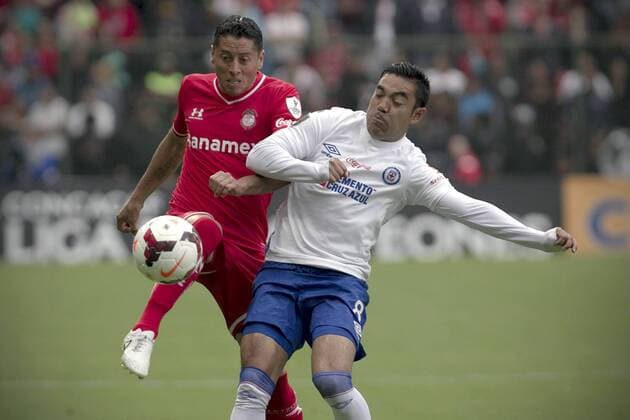 TOLUCA, April 23, 2014 (Xinhua) -- Toluca s Carlos Esquivel (L) vies for the ball with Marco Fabian of Cruz Azul during the second leg match of the CONCACAF Champions League Final at Nemesio Diez Stadium in Toluca, State of Mexico, Mexico, on April 23, 2014. (Xinhua Alejandro Ayala) (fnc) (ah) (SP)MEXICO-TOLUCA-SOCCER-TOLUCA VS CRUZ AZUL 