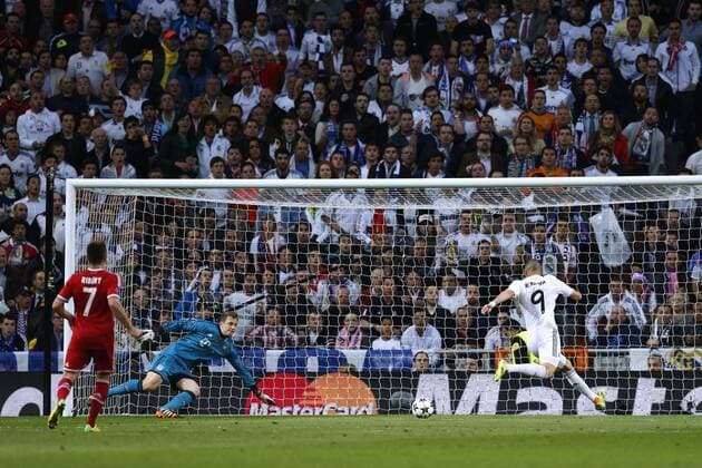 Manuel Neuer (Bayern), Karim Benzema (Real), APRIL 23, 2014 - Football Soccer : UEFA Champions League semi-final 1st leg match between Real Madrid 1-0 FC Bayern Munchen at the Santiago Bernabeu stadium in Madrid, Spain. Noxthirdxpartyxsales  ( oqma013004)
