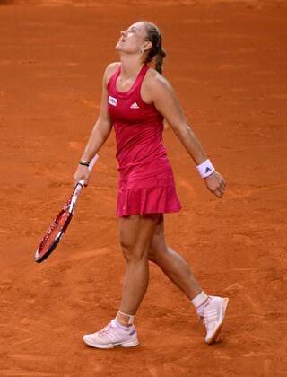 Angelique Kerber (GER) sieht enttäuscht nach oben. Porsche Tennis Grand Prix, 2014, Stuttgart, Germany.