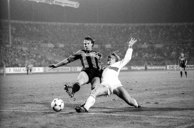 Karl Heinz -Charly- Körbel (Eintracht Frankfurt, li.) gegen Jürgen Klinsmann (VfB Stuttgart)