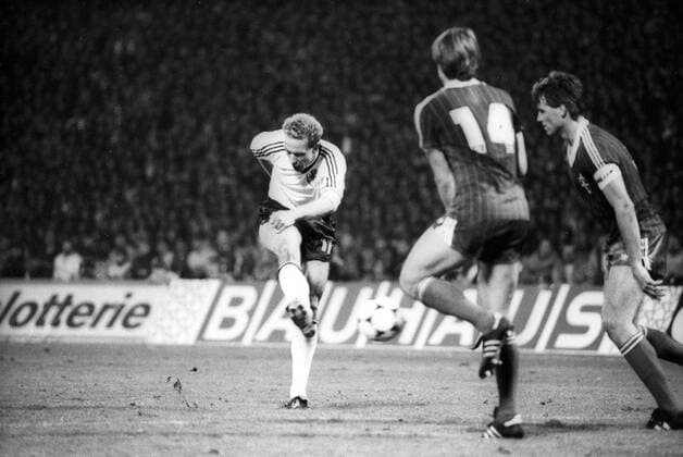 Karl Heinz Rummenigge (BR Deutschland) zieht ab