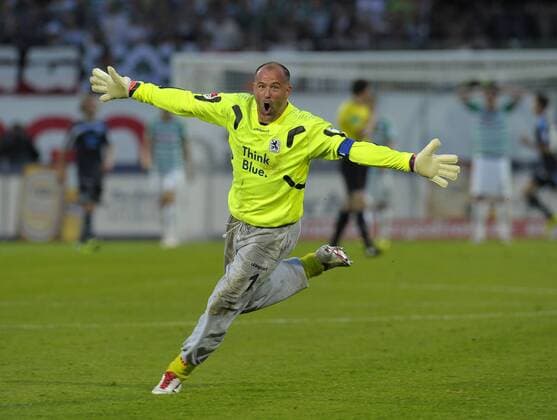 25.04.2014, Fussball 2.Bundesliga 2013 2014, 32.Spieltag, SpVgg Greuther Fürth - TSV 1860 München, in der Trolli-Arena in Fürth.Torwart Gabor Kiraly (1860) jubelt beim Treffer von 1:2. 