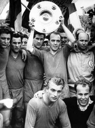 Der FC Schalke 04 ist deutscher Meister, hi.v.li.: Manfred Kreuz, Willi Koslowski, Otto Laszig, Berni Klodt (mit Schale), Trainer Edi Frühwirth; vo.: Herbert Sadlowski (li.) und Torwart Manfred Orzessek
