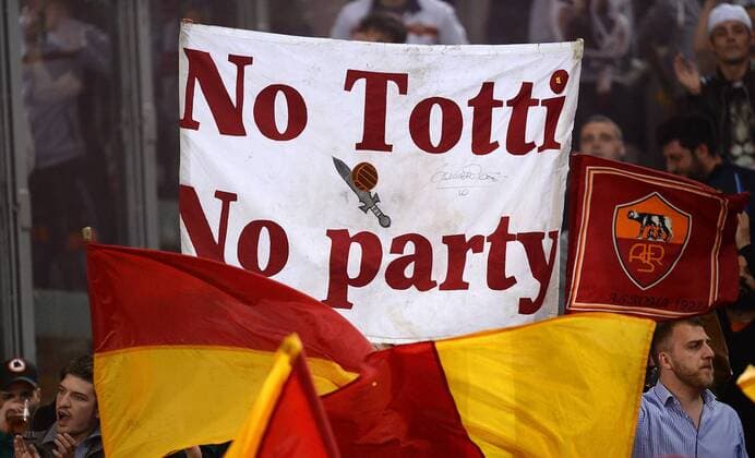 FUSSBALL INTERNATIONAL SERIE A 35. Spieltag SAISON 2013 2014 AS Rom 25.04.2014 Ein AS Rom Fan mit einem Banner; No Francesco Totti, no Party! 