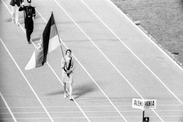 Schlussfeier der Olympischen Spiele 1968 in Mexiko - Fahnenträgerin mit der deutschen Fahne beim Auszug der Nationen
