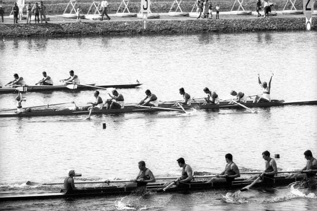 Olympische Spiele 1968 in Mexiko, Achter mit Steuermann: Olympiasieger BR Deutschland jubelt im Ziel nach dem Sieg vor Australien und UdSSR