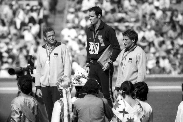 Siegerehrung Zehnkampf Olympische Spiele 1968 in Mexiko: Olympiasieger Bill Toomey (USA, Mitte) zwischen Hans Joachim Walde (li.) und Kurt Bendlin (beide BR Deutschland)