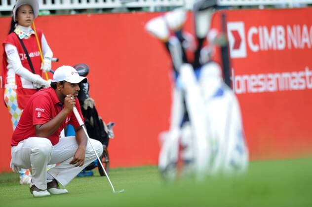 (140427) -- JAKARTA, April 27, 2014 (Xinhua) -- Anirban Lahiri of India measures the ball direction before hitting the ball at the hole 18 during the final day of CIMB Niaga Indonesian Masters at Royale Jakarta Golf Club in Jakarta, Indonesia, April 27, 2014. Anirban claimed the champion of the event. (Xinhua Veri Sanovri) (SP)INDONESIA-JAKARTA-GOLF-INDONESIAN MASTERS-CHAMPION 