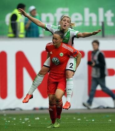 Fussball, Frauen Champions-League, VfL Wolfsburg - 1. FFC Turbine Potsdam, v.li.: Almuth Schult (VfL Wolfsburg) und Luisa Wensing (VfL Wolfsburg) nach Spielende mit Jubel xmrx