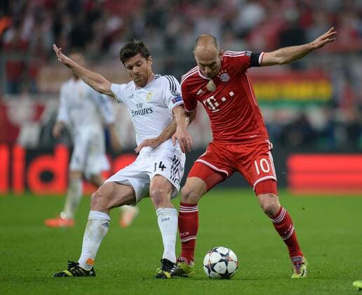 FUSSBALL CHAMPIONS LEAGUE HALBFINALE RUECKSPIEL SAISON 2013 2014 FC Bayern Muenchen - Real Madrid 29.04.2014 Arjen Robben (re, FC Bayern Muenchen) gegen Xabi Alonso (liReal Madrid) FOTO: Pressefoto ULMER Andreas Schaad xxNOxMODELxRELEASExx 